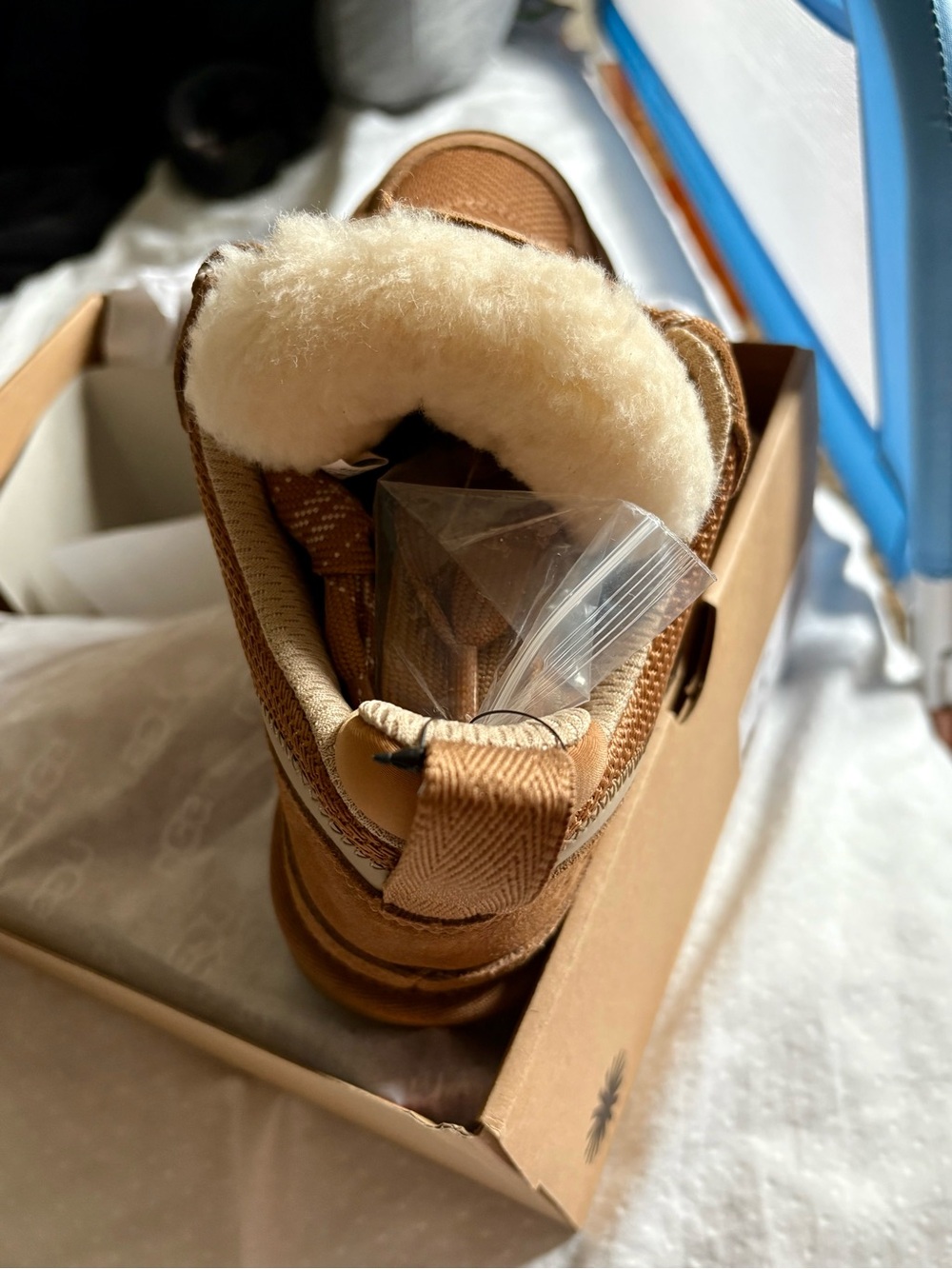 UGG Lowmel women’s size 6